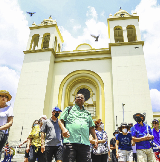 El centro de San Salvador cautivó con su historia y arquitectura emblemática a decenas de turistas extranjeros