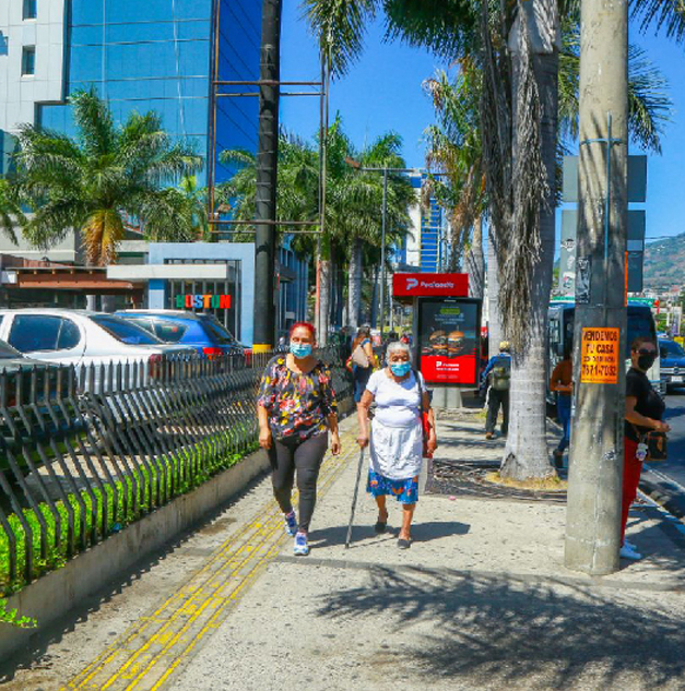 Alcaldía de San Salvador recuperó calles y aceras que eran utilizadas como parqueos y puntos de venta