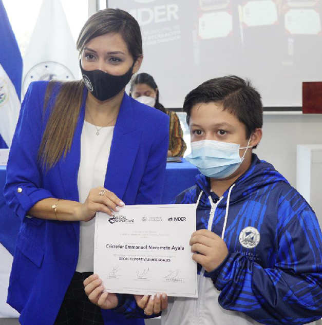 Alcaldía de San Salvador otorgó becas educativas a niños y jóvenes deportistas