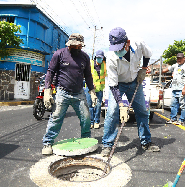 Alcaldía de San Salvador inició reposición de tapaderas de alcantarillado en la ciudad