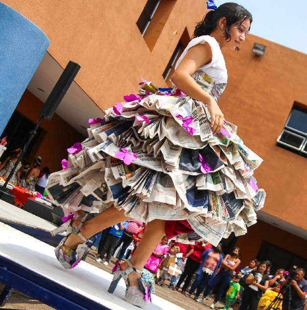 Día Mundial del Reciclaje: estudiantes fueron capacitados para convertir materiales reciclados en esculturas y trajes artísticos