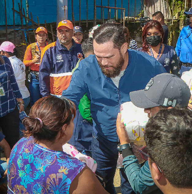 Alcalde Durán llevó ayuda a familias afectadas por lluvias y anuncia medidas ante la alerta roja por el paso del huracán Bonnie