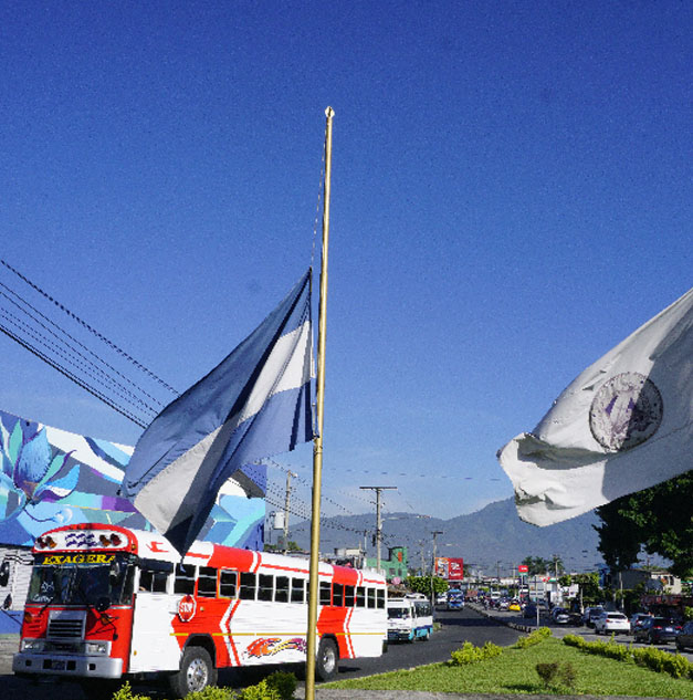 La capital iza sus banderas a media asta en señal de luto por la pérdida de tres héroes policiales