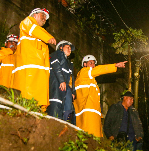 Protección Civil Municipal atendió emergencia por deslizamiento de tierra en el cantón El Carmen