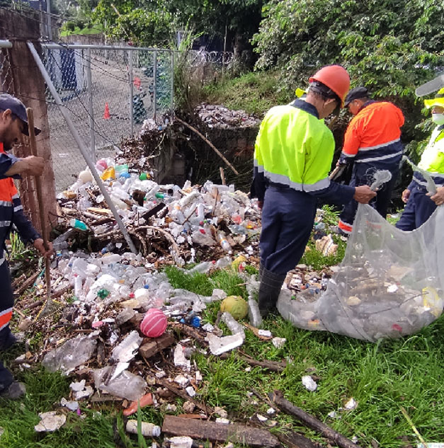 Equipos municipales recolectaron 4 toneladas de desechos que fueron arrastradas hacia la quebrada El Garrobo